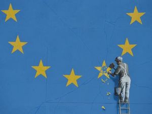 Viral di Sosmed! Banksy Muncul dengan Mural Brexit