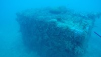 Ada beberapa kotak besar yang ada sisi kapal. Tak ada yang tau kotak apa ini. Bentuknya yang sangat besar ditutupi oleh karang (Bonauli/detikTravel)