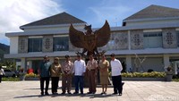 PLBN Skouw pembangunannya dimulai pada 18 Desember 2015 dan berlokasi di Distrik Muara Tami Kota Jayapura. Kontrak pembangunan ini mencapai Rp 165,94 miliar. PLBN Skouw berdiri di atas lahan dengan luas total mencapai 10,7 hektar, luas bangunan secara keseluruhan mencapai 7.619 meter persegi yang terbagi dalam beberapa zona.