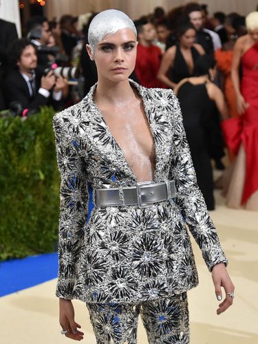 Cara Delevingne Inspirasi Anak Penderita Kanker Ini untuk Tampil Botak