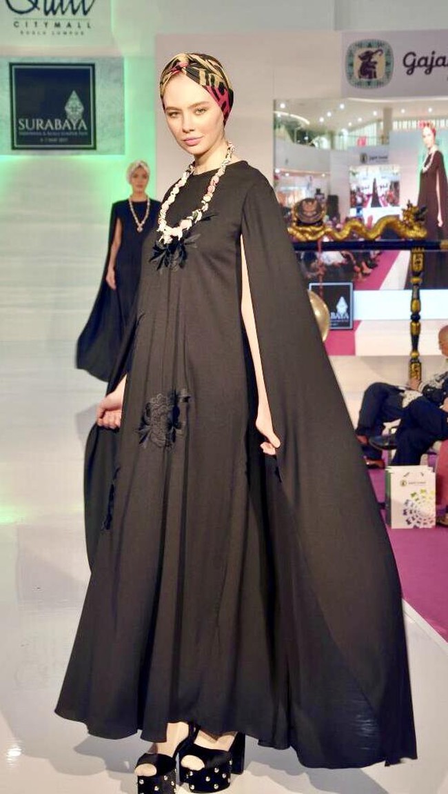 Kabana by Itang Yunasz, Surabaya Indonesia Fest di Kuala Lumpur. Malaysia. [Foto: dok. Itang Yunasz]