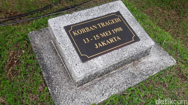 Makam tempat Habibie menabur bunga / 