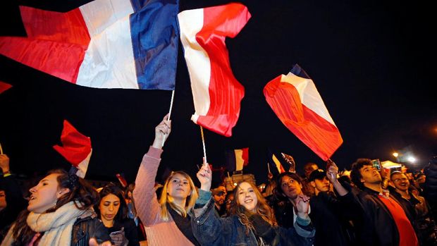Dansa dan Sorak Gembira Warga Prancis Sambut Kemenangan Macron
