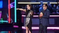 Emma Watson saat memenangkan piala Best Actor dari semua gender lewat film Beauty and The Beast di Los Angeles, AS pada Minggu (7/5) waktu setempat. Kevork Djansezian/Getty Images/detikFoto.