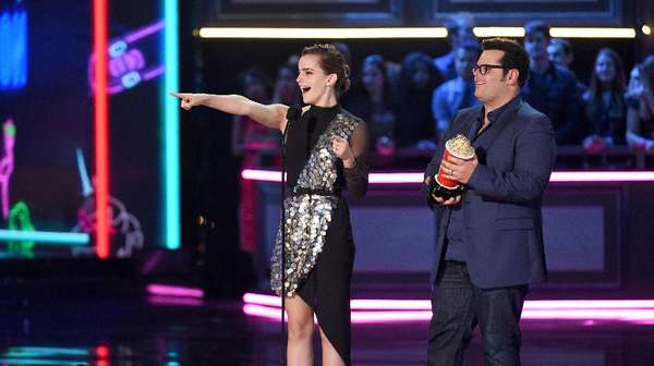 Senyum Semringah Emma Watson di MTV Movie and TV Awards 2017 Senyum Semringah Emma Watson di MTV Movie and TV Awards 2017