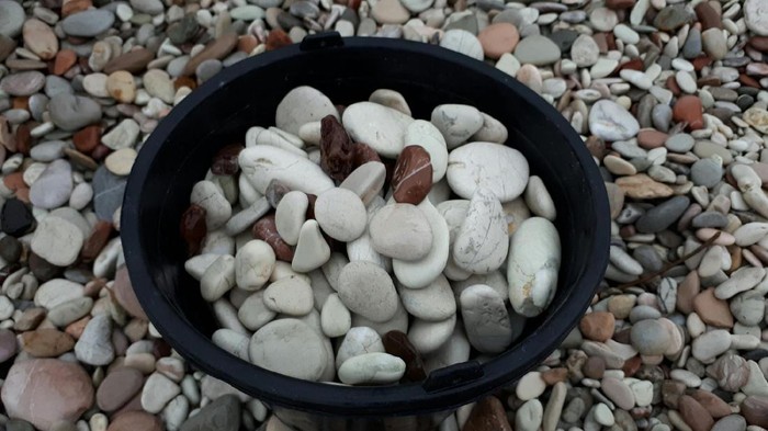 Sekelumit Kisah Penambang Batu di Pantai Kolbano NTT