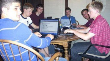 Zuckerberg meluncurkan Facebook dari kamar asramanya di Harvard pada tanggal 4 Februari 2004. Foto: thechive