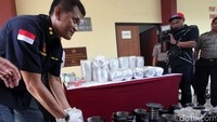 Barang haram itu disembunyikan dalam 14 unit buffer atau damper besi.