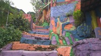 Foto: Berbagai warna dipadukan. Mulai dari jembatan hingga ke jalan kampung yang merupakan gang kecil dan menanjak (Angling Adhitya Purbaya/detikTravel)