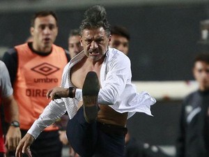 Pelatih Sepakbola Ini Ngamuk seperti Hulk