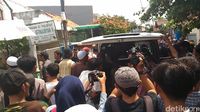 Saat jenazah korban kebakaran Jatinegara dibawa ke pemakaman.