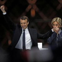 Kisah cinta keduanya menjadi kontroversi sejak awal. Ketika Emmanuel menjadi presiden Prancis pada 2017, hubungan keduanya pun menjadi sorotan karena perbedaan usia yang signifikanZ Emmanuel menjadi presiden termuda. Kala itu usianya baru 39 tahun. Foto: REUTERS/Christian Hartmann/File Photo