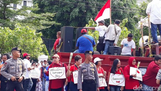 Massa berorasi di depan gedung MA menuntut vonis kepada Ahok tidak berdasar intimidasi. 