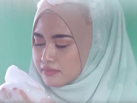 Viral, Iklan Wanita Keramas Pakai Jilbab yang Picu Komentar Netizen