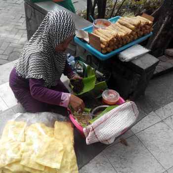 Penjual pecel semanggi yang sudah mulai langka di Taman Bungkul, Surabaya