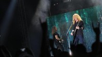 Penonton pun menjadi semakin menggila menuruti ajakan dari mantan personil dari Metallica itu.