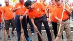 Bank Mega Gelar Aksi Bersih-bersih di Pantai Losari