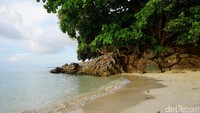 Di beberapa tempat di pinggir pantai ada juga batu-batu karang yang instgenic (Bonauli/detikTravel)