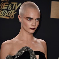 Cara Delevigne adalah seleb wanita di peringkat kedua yang dikatakan punya rahang pipi tinggi yang indah. Hal ini bukan hanya pendapatnya namun berdasarkan riset data pada 1.000 klien Julian. Foto: Alberto E. Rodriguez/Getty Images