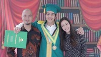 Maia dan Dhani sempat kembali berpose bersama usai bercerai di acara wisuda El Rumi. Dok. Instagram/elelrumi