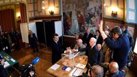 Macron memberikan hak suaranya pada Pilpres Prancis putaran dua di Le Touquet, Minggu (7/5/2017) waktu setempat. Philippe Wojazer/Reuters.