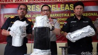 Kapolri Jenderal Pol Tito Karnavian (tengah) didampingi Kabareskrim Polri Komjen Pol Ari Dono Sukmanto (kanan) dan Dirjen Bea dan Cukai Kemenkeu Heru Pambudi menunjukkan barang bukti sabu dalam rilis kasus narkotika jaringan Cina di Rumah Sakit Polri, Jakarta Timur, Senin (8/5/2017).