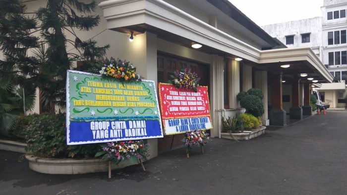 Umumkan Pembubaran HTI, Wiranto Dapat Karangan Bunga Dukungan