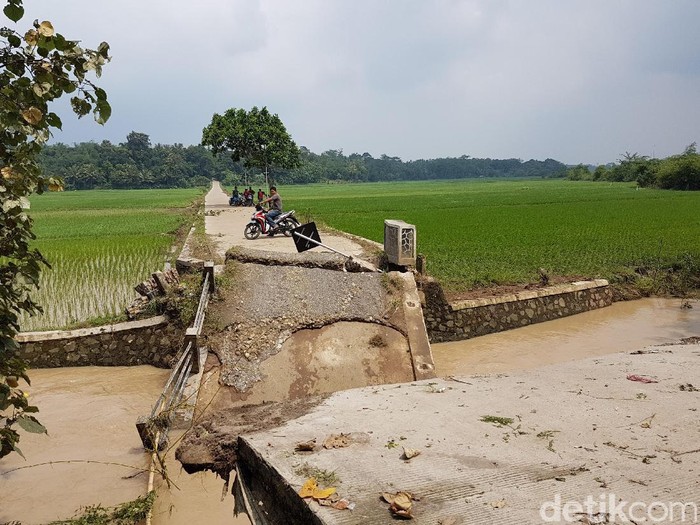 Jembatan Penghubung 2 Kecamatan di Serang Runtuh Diterjang Banjir