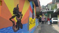 Foto: Tidak hanya sisi rumah yang terlihat dari jalan besar saja yang warna-warni. Namun rumah-rumah yang berada di dalam gang juga dicat bahkan dilukis sehingga cukup seru untuk menelusurinya sembari berfoto (Angling Adhitya Purbaya/detikTravel)