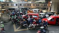 Kendaraan yang akan menuju ke arah Depok dari Pasar Minggu diarahkan melintasi underpass. Sementara dari arah Depok menuju Pasar Rebo masih melintasi bawah flyover  Tanjung Barat.