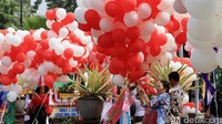 Di setiap balon yang terpasang ada pula selebaran yang bertuliskan dukungan atau ucapan terima kasih untuk Ahok dan Djarot Saiful Hidayat. 