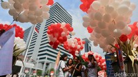 Sekumpulan balon berwarna merah-putih itu berjejer di depan kantor Gubernur DKI Jakarta Basuki Tjahaja Purnama (Ahok).
