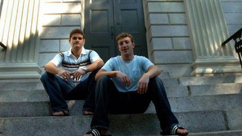 Zuck bersama sobatnya salah satu penggagas Facebook, Dustin Moskovitz kala masih mahasiswa di Harvard. Foto: thechive