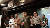 Langkah itu itu diumumkan olehMenko Polhukam Wiranto yang didampingi Mendagri Tjahjo Kumolo, Menkum HAM Yasona Laoly dan Kapolri Jenderal Tito Karnavian.