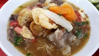 Soto Mie gaya Jakarta ini padat isian. Ada irisan kol, wortel, tomat, mie kuning, bihun, daging, kikil kenyal empuk, dan risol. Kuah soto mie terasa segar ringan. Citarasa kaldu sapi cukup kuat. 