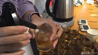 Mengawali Japanese Tea Class, peserta diberi cold brew tea. Teh ini bisa dibuat dengan menaruh dalam wadah lalu ditaruh dalam kulkas selama 6-12 jam. Teh Jepang cocok untuk minuman ini.