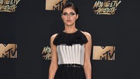 Sedangkan Alexandra Daddario terlihat nyaman dengan dress hitam putih semi transparan. Alberto E. Rodriguez/Getty Images/detikFoto.