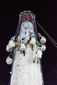 Serunya! Di Festival Ini Orang Berlomba Memanjat Menara Bakpao