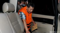 Dia kemudian dinonaktifkan dari jabatannya karena diduga menerima suap dengan total Rp 1 miliar terkait dengan pembuatan paspor dan calling visa di KBRI Kuala Lumpur.