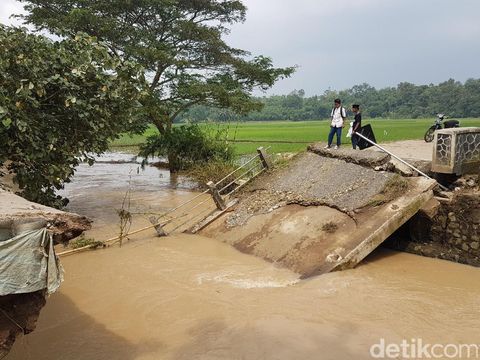 Jembatan Penghubung 2 Kecamatan di Serang Ambruk Diterjang Banjir