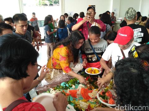 Warga menyantap tumpeng nemo di Balai Kota, Senin (8/5/2017)
