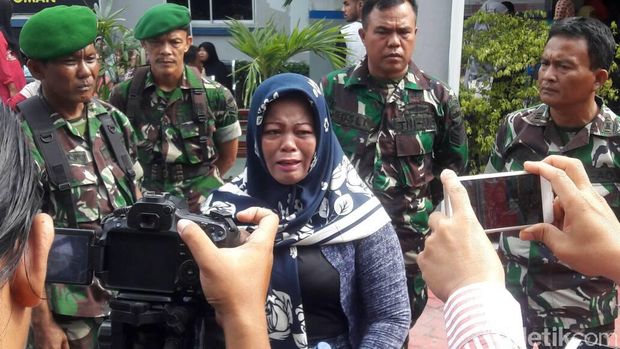 Susanti, ibu napi Pekanbaru menangis di Rutan Pekanbaru, Senin 8 Mei 2017. Dia menyebutkan anaknya dipindah dan mengaku ditarik pungutan liar.