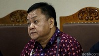 Mantan Sekretaris Utama Bakamla Eko Susilo Hadi mendengarkan keterangan saksi. 