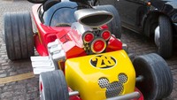 Dibutuhkan waktu sekitar 3 bulan untuk menyelesaikannya. Di bagian kabin terlihat besar dengan sepasang telinga tokoh Mickey Mouse. Foto: Pool (carscoops)