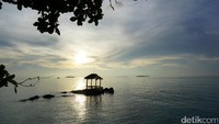 Tak hanya itu, traveler juga akan menemukan sebuah saung di tengah laut (Bonauli/detikTravel)