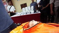 Seorang bandar yang tewas diterjang timah panas karena berusaha melarikan diri, ditunjukan dalam rilis tersebut.