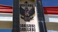 PLBN Skouw ini merupakan salah satu dari 7 PLBN yang akan diresmikan oleh Presiden RI Joko Widodo. 3 PLBN lainnya berada di kalimantan, 3 di NTT dan 1 Papua, yaitu Skouw. Desain Gedung PLBN Skouw ini mengusung budaya lokal Papua dengan mengadaptasi bentuk bangunan khas Rumah Tangfa, penggunaan ornamen lokal, serta penerapan prinsip-prinsip bangunan hijau (green building).