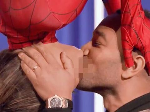 Chrissy Teigen dan John Legend Ciuman Terbalik Ala Spider-Man