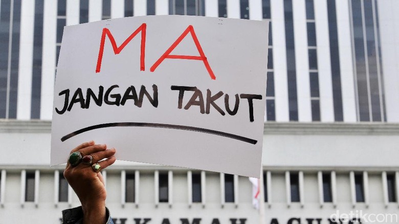 MA Pecat Hakim yang Korupsi Rp 15 Juta MA Pecat Hakim yang Korupsi Rp 15 Juta