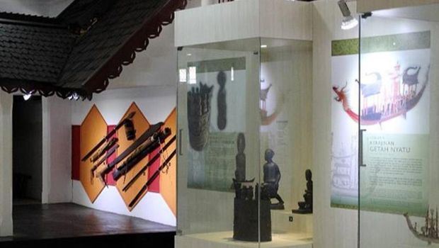 Koleksi senjata Suku Dayak (@museumbalanga/Instagram)